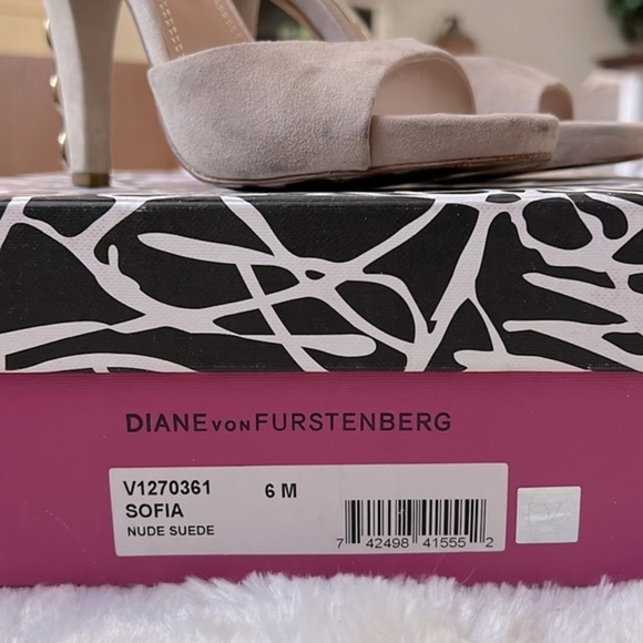 Diane Von Furstenberg nude suede Sofia heels with chain link accents Siz… - Picture 7 of 7
